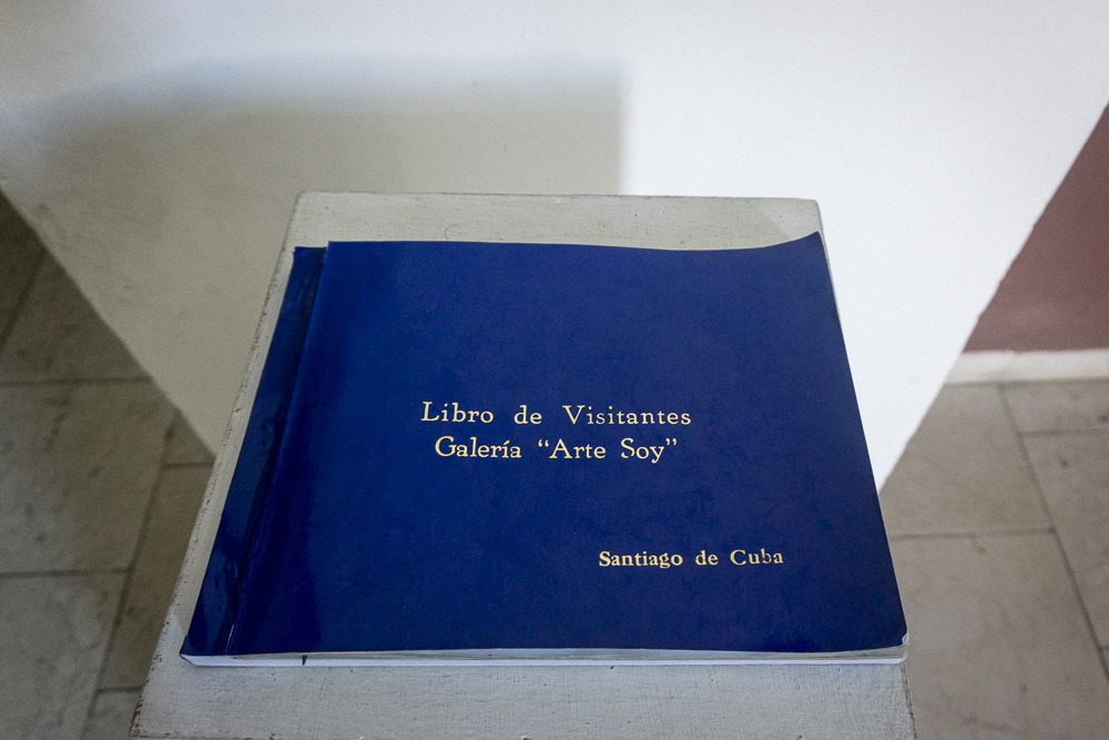 Picture of gallery's guest book. Gallery Arte Soy in santiago de cuba, cuba. 2015  © Pedro Rodrigues