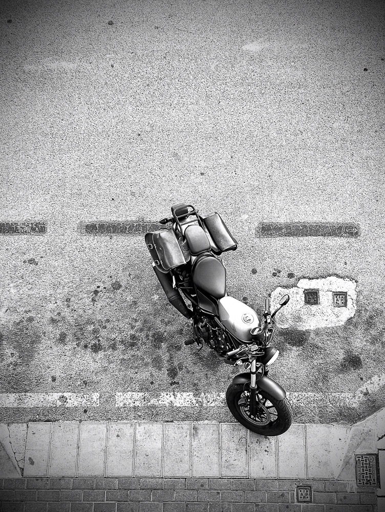 Picture of a motorcycle the author calls Jorge in Soria, spain. 2022 © Pedro Rodrigues